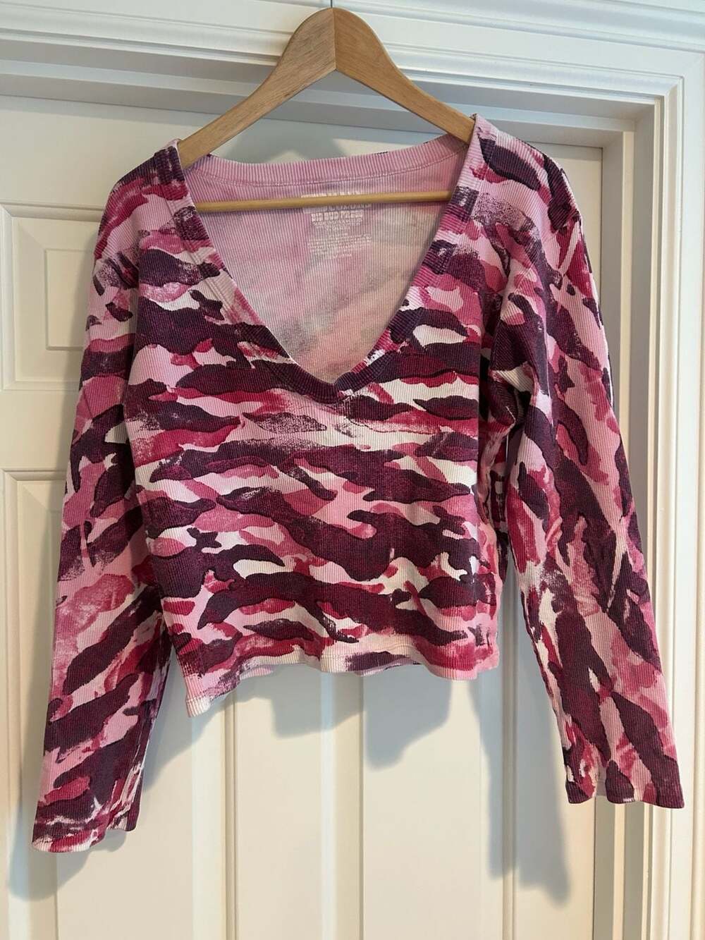 Big Bud Press Mann Colors Ribbed Long Sleeve V-Neck Crop Top in Pink Camouflage